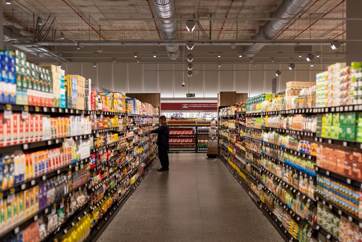 Scegliere il supermercato giusto a Milano fa risparmiare quasi 1.400 euro all'anno: ecco i più convenienti