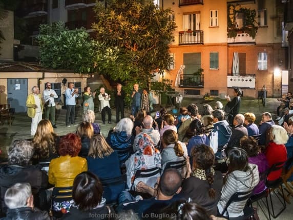 Milano, teatro nelle case popolari: attori e inquilini portano in scena le storie delle loro comunità