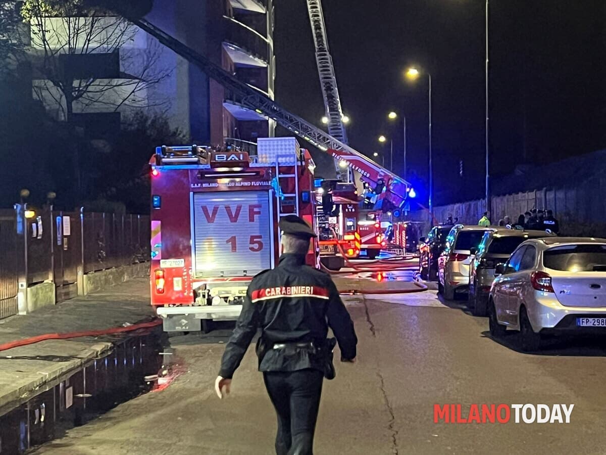 Incendio nelle cantine, attimi di paura in un palazzo di nove piani