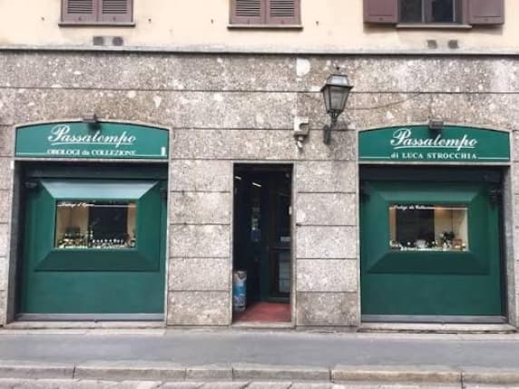 Milano, rapina in gioielleria in via dell’Orso a Brera: due uomini hanno immobilizzato la titolare e sono scappati con 300 mila euro in gioielli