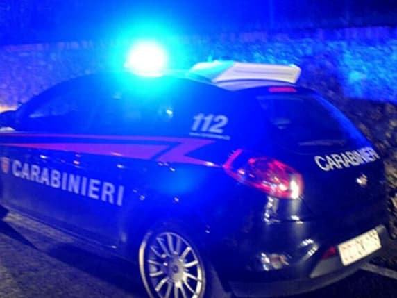 Violenza sessuale a Milano, 26enne abusata da un amico di famiglia che la doveva accompagnare a casa. Bloccato dal gestore dell'hotel in cui si trovavano