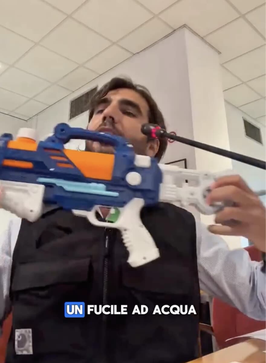 "Fascisti da fermare coi fucili". La Russa va in aula col giubbotto e regala un'arma ad acqua all'assessore Pd