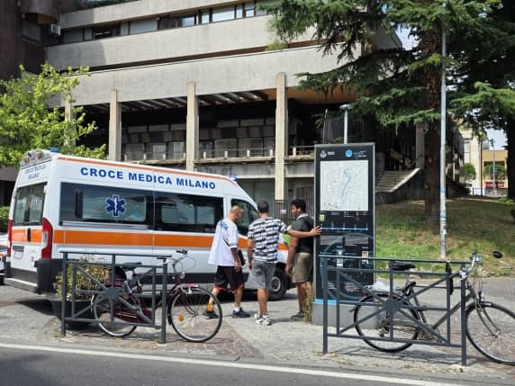 Monza, la lite, l'orecchio tagliato, la reazione violenta: tentato omicidio sul piazzale della stazione davanti ai pendolari terrorizzati