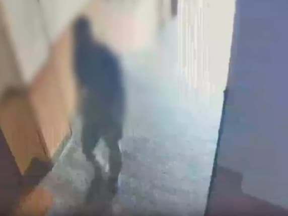 Milano, molesta una ragazza in strada: lei chiede aiuto a un portinaio che la difende, l'aggressore lo accoltella