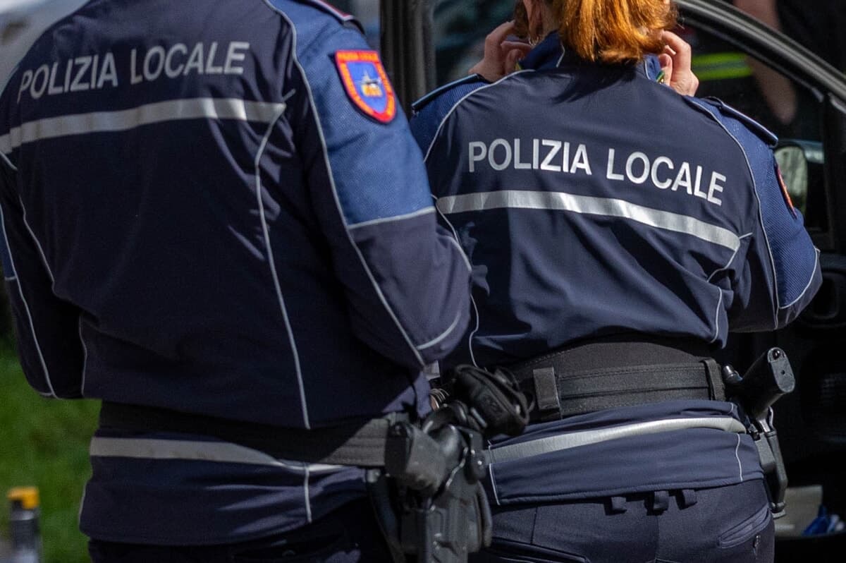 Mostrano il cartello "Ho fame" per coprire il furto del telefono: arrestate