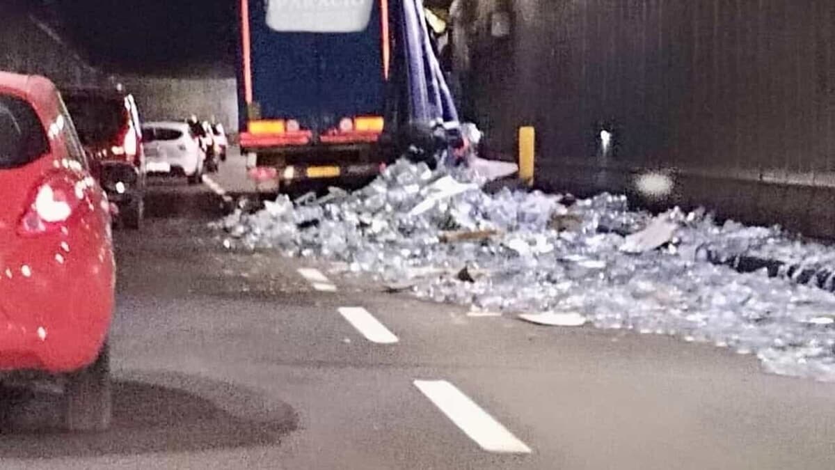 Camion perde carico di bottiglie nel tunnel: Statale 36 bloccata in direzione Milano. L'incidente