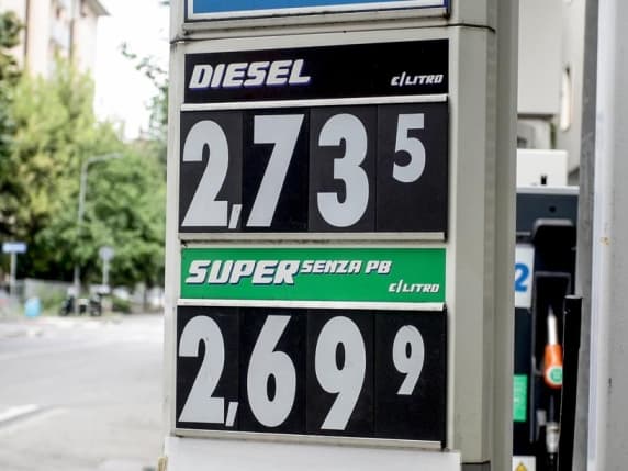 Milano, il distributore di benzina più caro d'Italia (senza self service): «verde» a 2,7 euro al litro. «Meglio farla in autostrada»
