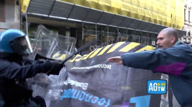Scontri al corteo corteo a Milano, lanci di oggetti contro la polizia che risponde con una carica