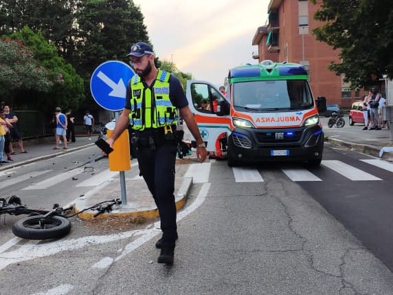 Pavia, ruba la bici elettrica a un rider che sta facendo le consegne e si schianta: uomo in fin di vita
