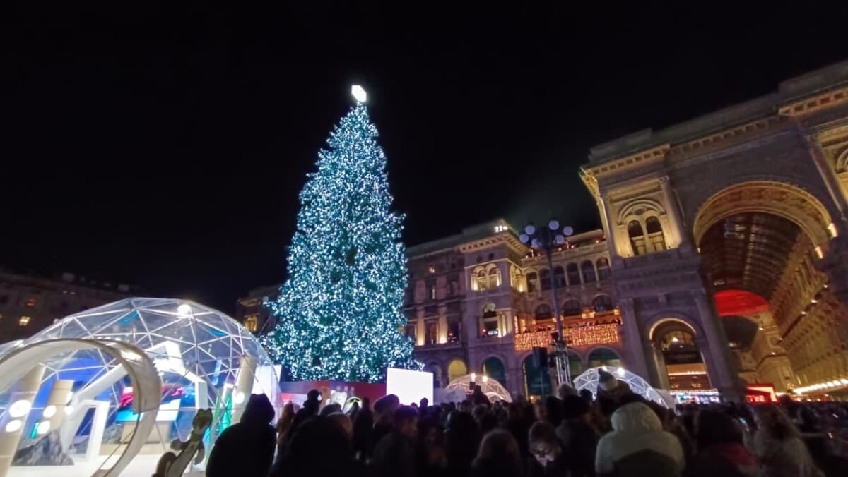 Milano prepara il Natale 2026: svelato chi accenderà l'albero in Piazza Duomo e quello in Galleria