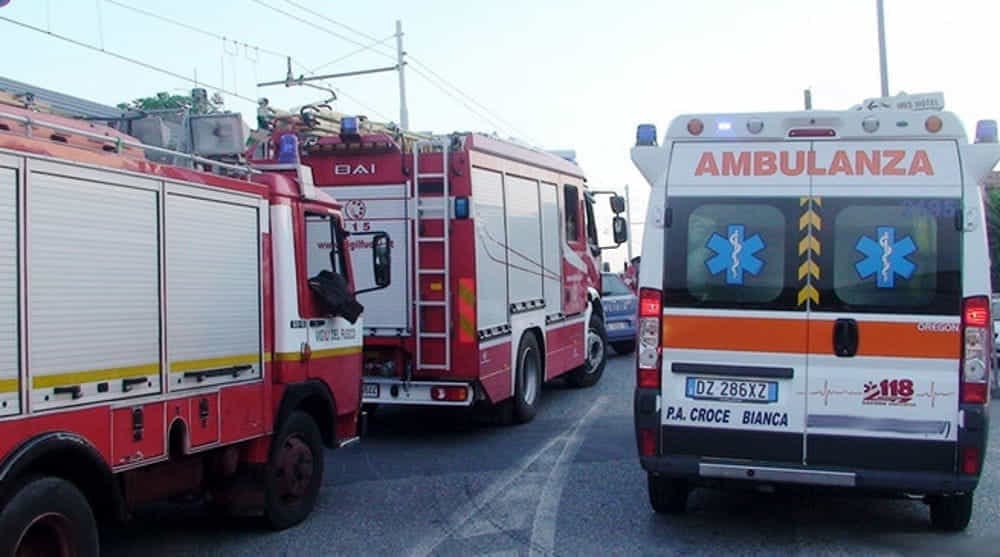 Incidente nel Milanese, frontale tra auto e camion: ferita una 14enne, grave una donna
