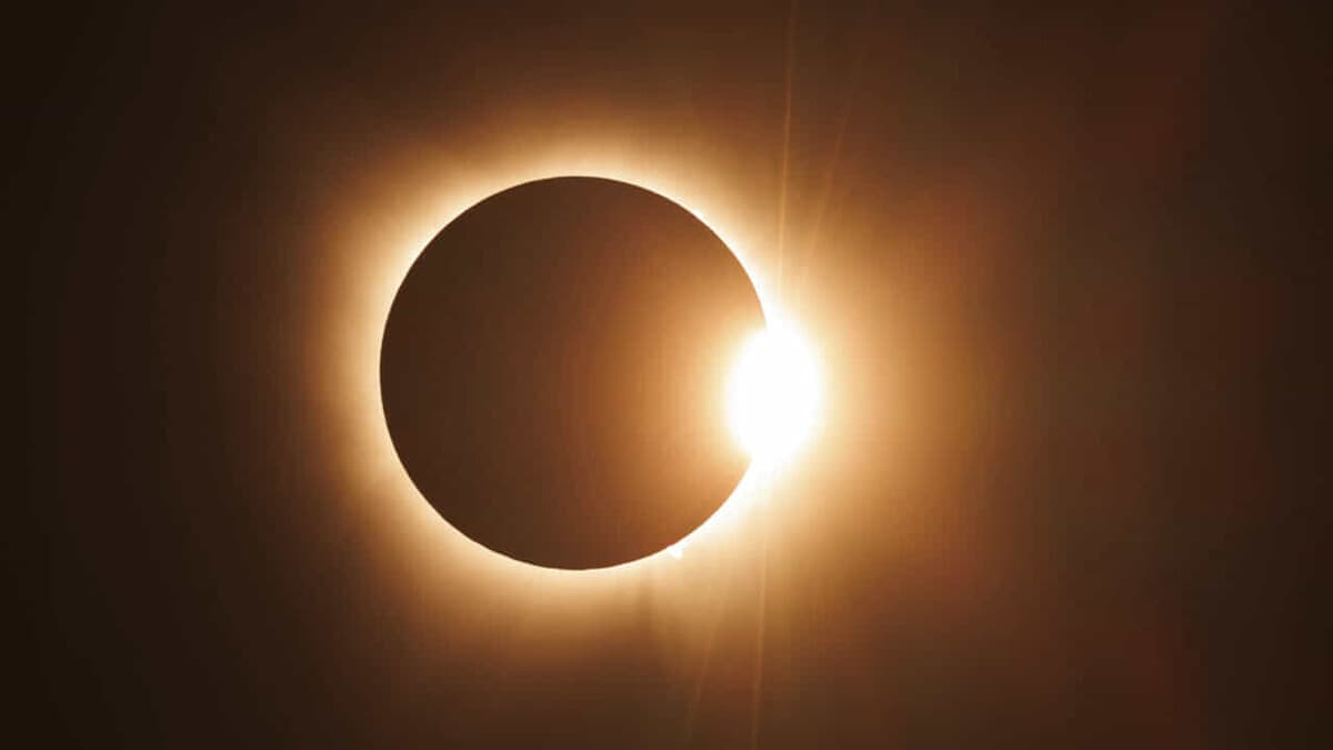 Eclissi solare del 12 agosto, attenzione agli occhi: "Gli occhiali da sole non bastano"
