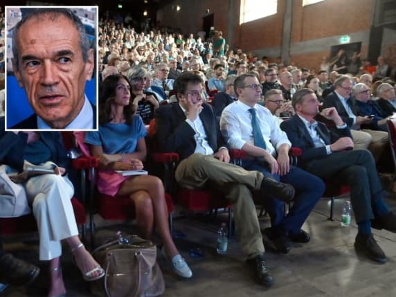 Milano, Cottarelli: «Candidarmi a sindaco? Ci penserei». Il movimento Europeisti.eu al Parenti con Calenda e Monti