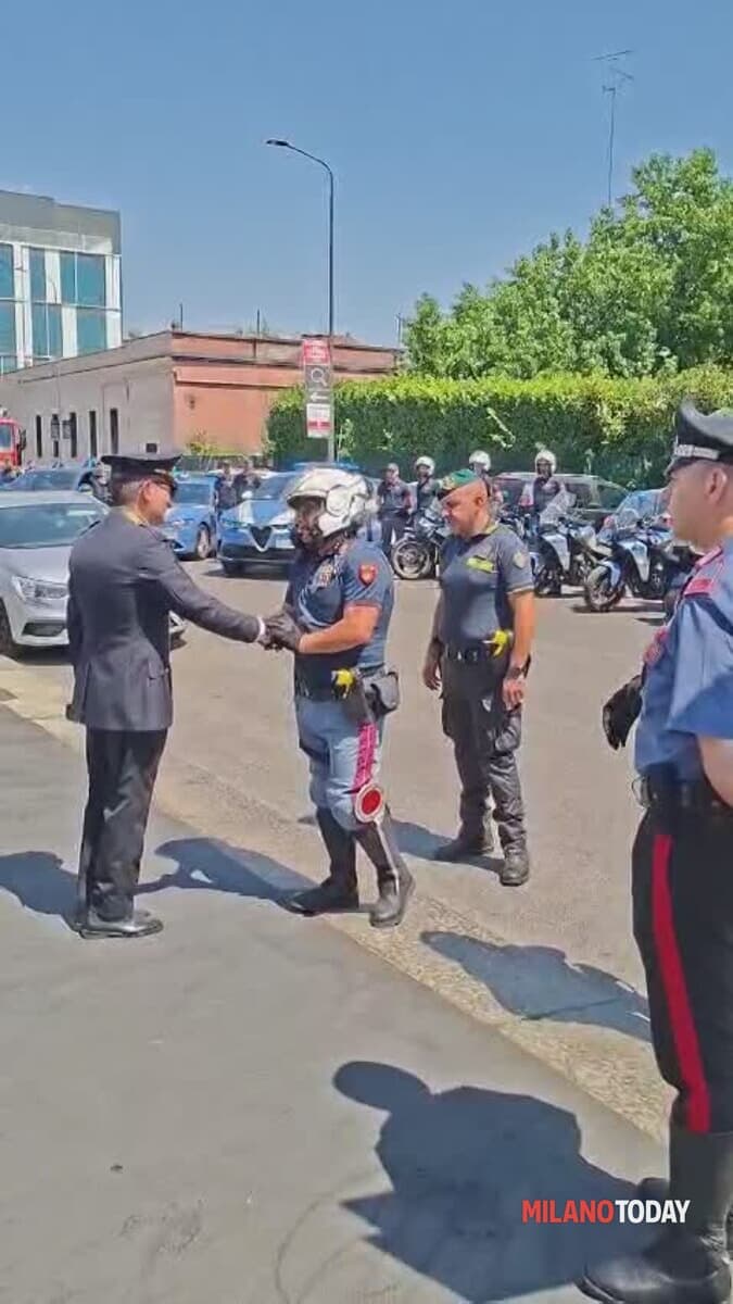 Sirene e lampeggianti in via Oglio: l'omaggio a Francesco Imprezzabile, l'agente morto a Milano
