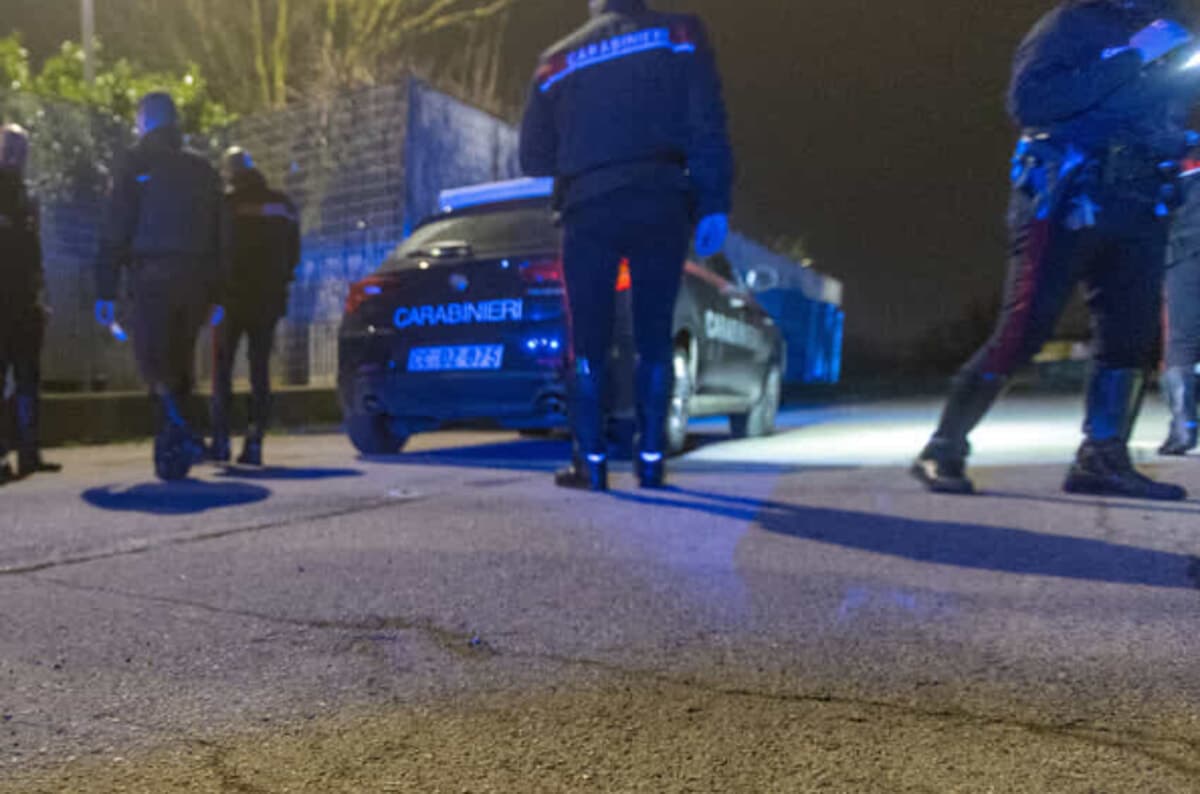 Cerca il rivale 17enne a casa dopo una lite sui Navigli ma trova il padre: 20enne spara, fermato