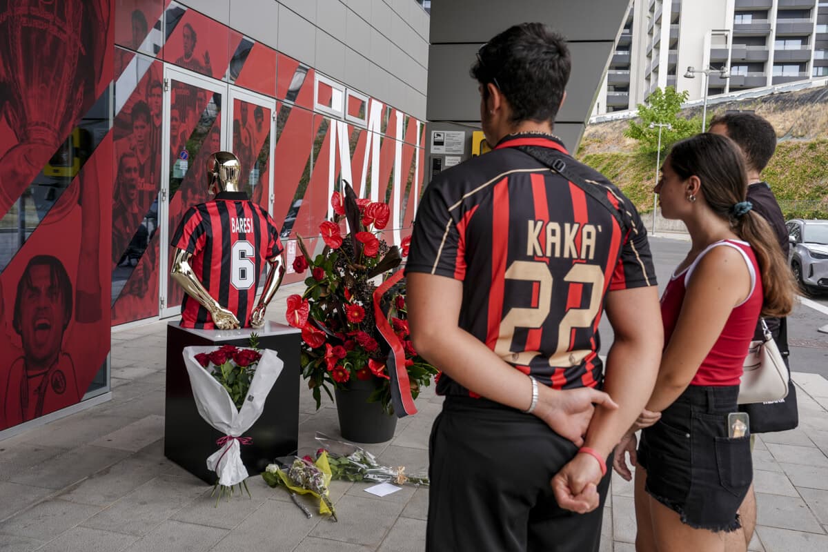 I milanisti rendono omaggio a Franco Baresi: la "processione" davanti alla sede del club