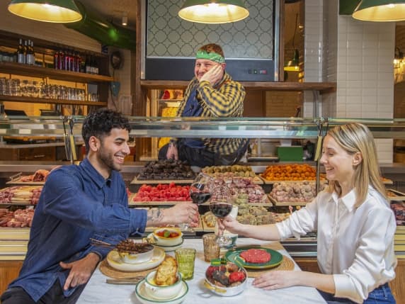 Milano, 10 ristoranti aperti in agosto: dallo stellato alla cascina, dalla gastronomia alla pizzeria