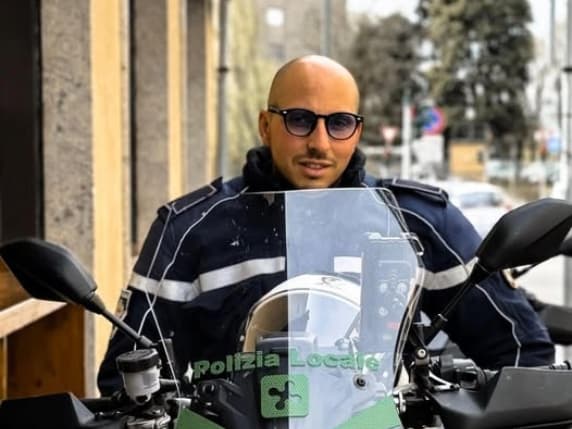 Milano, la riconoscenza al vigile e il lutto che ci interroga