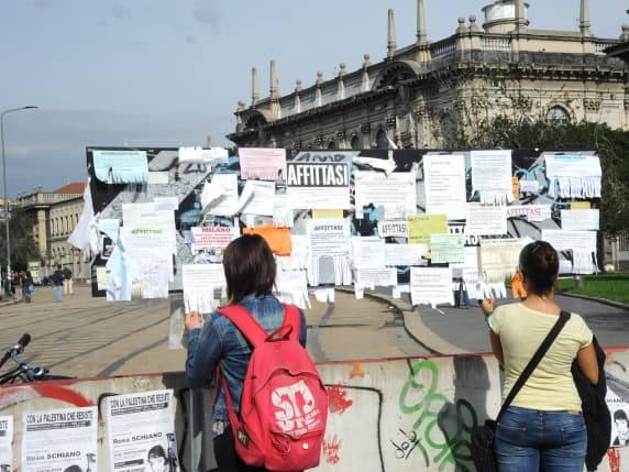 Stanze in affitto per studenti e lavoratori, Milano la più cara d'Italia: 700 euro il prezzo medio (in calo del 4 per cento). Meno stanze in centro: «Forse destinate ai turisti»