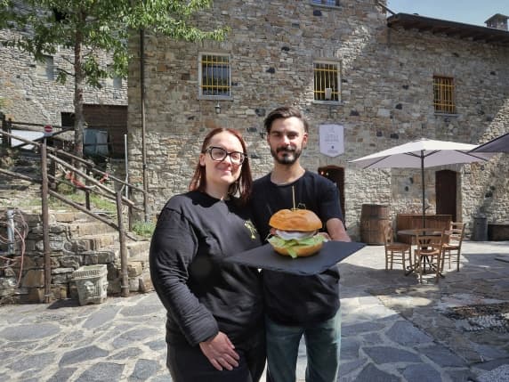 Oltrepò, Dajana e Riccardo, da Genova a Brallo, 10 abitanti, per aprire un pub nel castello abbandonato