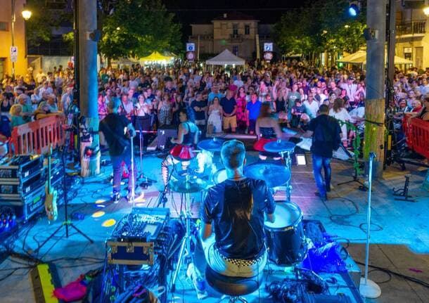 Ceriano Laghetto - Ceriano Laghetto, una Notte Bianca da record: migliaia di persone in festa per la ventesima edizione - Archivio - Varese News