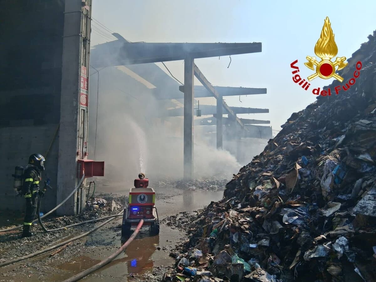 Incendio di rifiuti nell'impianto di A2a: prosegue il lavoro dei vigili del fuoco