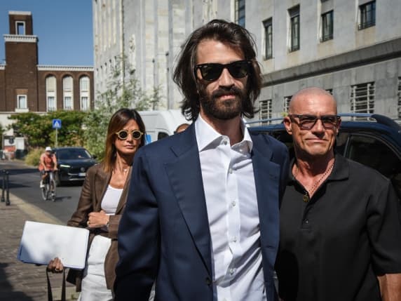 Leonardo Maria Del Vecchio, l'udienza per l'affidamento della figlia: «Credo molto nella giustizia». Anche la ex Soldati in tribunale a Milano