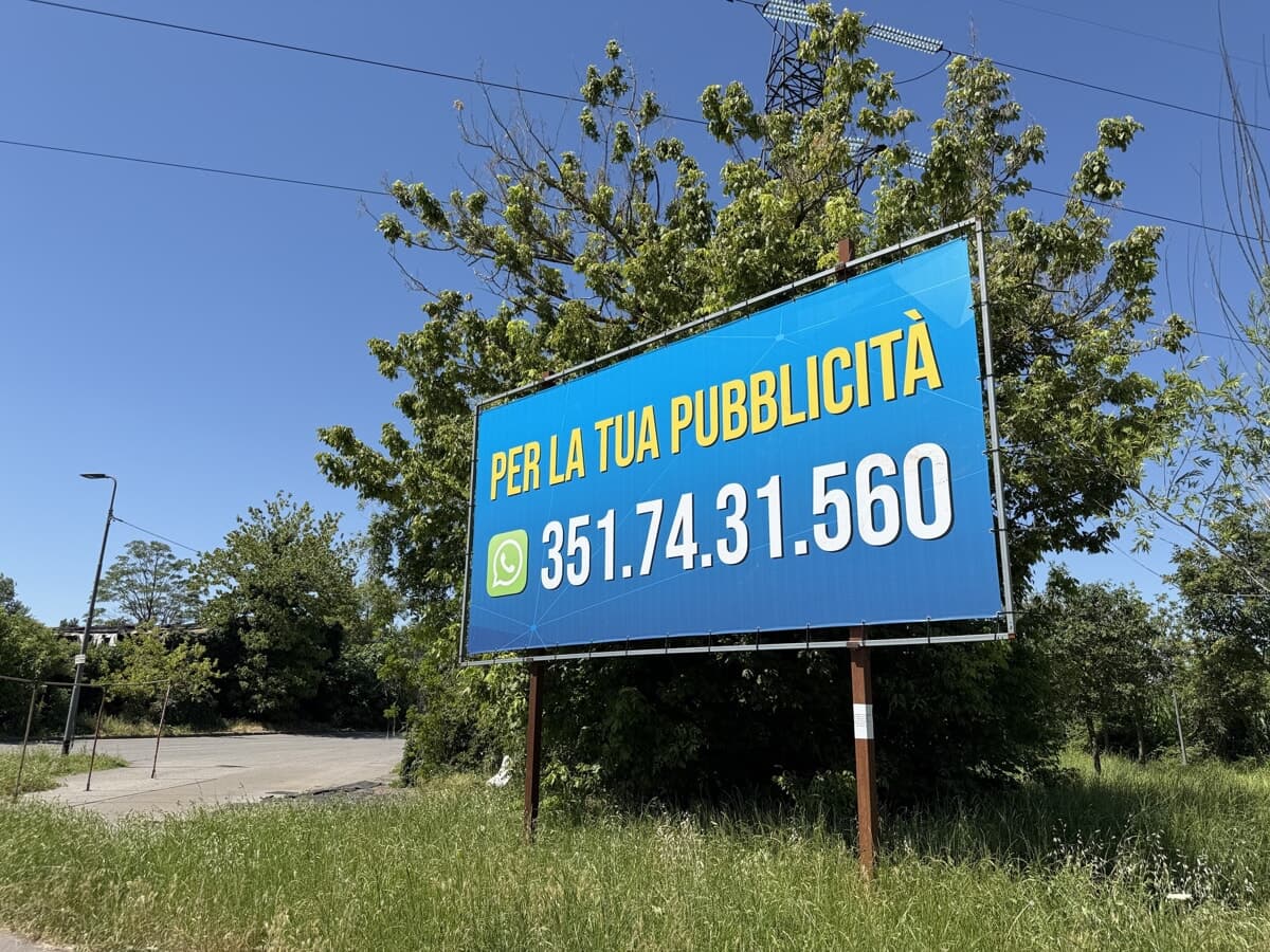 Milano, il business dei maxi cartelloni abusivi in periferia: "Lì da anni e nessuno fa niente"