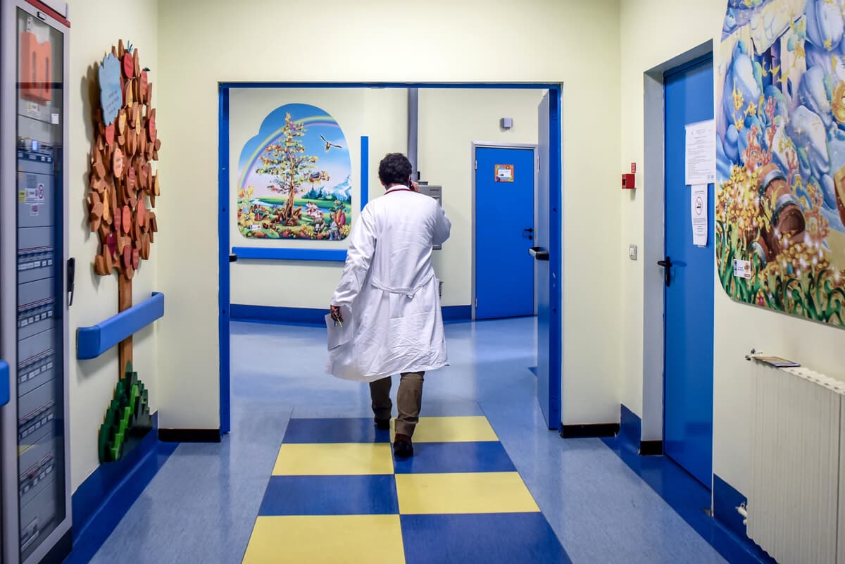 Bimba di due anni morta al Buzzi: i genitori denunciano, sequestrata la cartella clinica