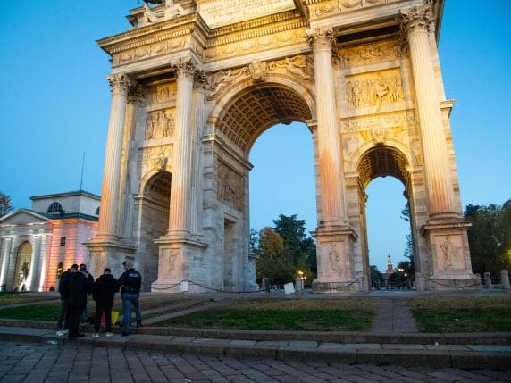 Milano, Ultima Generazione dovrà risarcire con 100 mila euro la Soprintendenza: «Il blitz contro l'Arco della pace mina il patrimonio culturale»