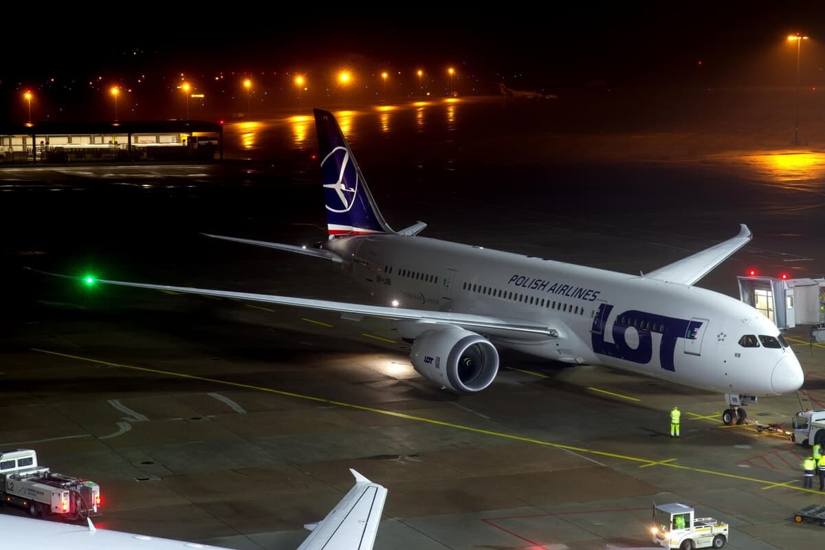 Malore per il pilota: atterraggio d'emergenza a Malpensa