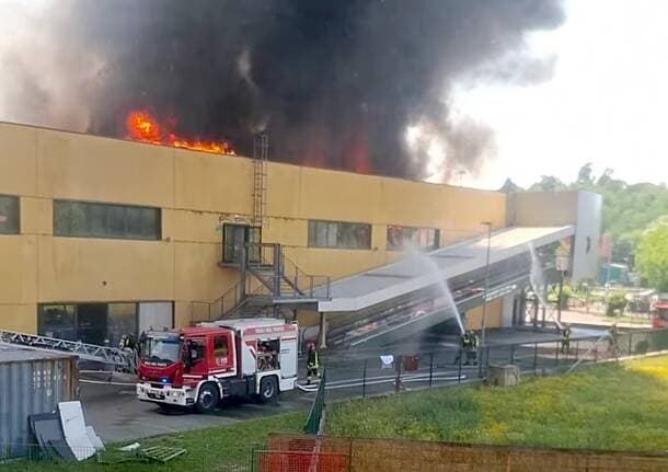 Montano Lucino - Incendio nella zona industriale di Montano Lucino: in cielo una grande colonna di fumo nero -  - Varese News