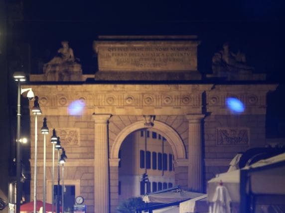 Milano, violenza fuori dalla discoteca: telecamere al setaccio. In un'immagine si vede la vittima con l'aggressore uscire dal locale e andare sul retro