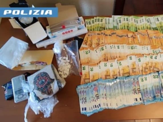 Varese, 28enne fermato dalla Polizia: addosso aveva alcune dosi, a casa mezzo chilo di cocaina e 40 mila euro in contanti