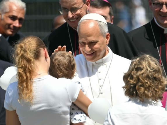 Papa Leone a Pavia: «Facciamo crescere una chiesa in cui si cammina insieme, senza dividersi. Dobbiamo essere segno di pace»
