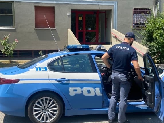 Milano, violenza sessuale al parco. L'aggressore: «La ragazza era consenziente». La giudice non gli crede e conferma l'obbligo di dimora