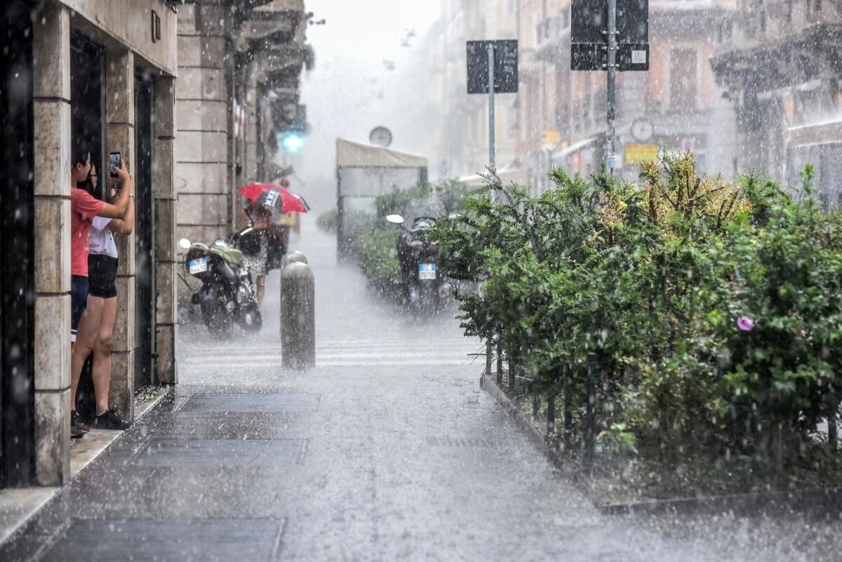 A Milano è previsto un forte temporale (con grandine): scatta l'allerta meteo