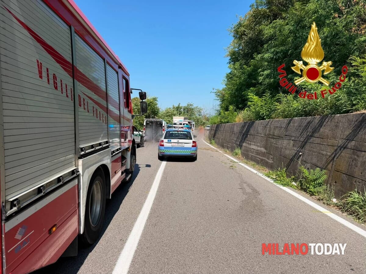 Schianto contro un furgone dopo la caduta: motociclista di 31 anni morto nell'incidente