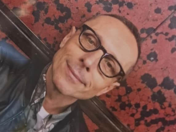 Omicidio a Milano, ucciso il 60enne Roberto Pietro Guerrino, interprete di re e capi di Stato: trovato a casa con molte ferite alla testa