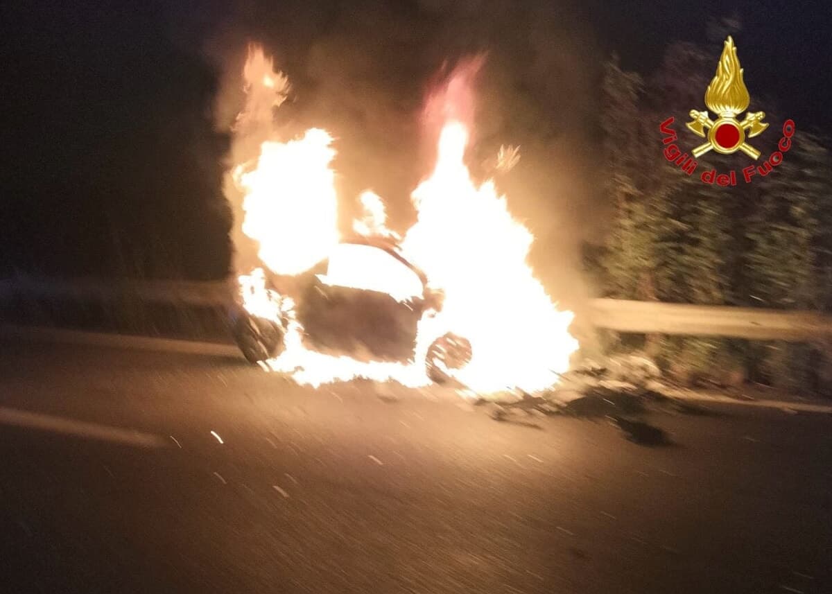 Si dà fuoco in auto sotto casa dell'ex fidanzata: 35enne gravissimo in ospedale