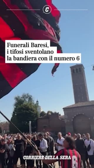 Funerali Baresi, i tifosi sventolano la bandiera con il numero 6
