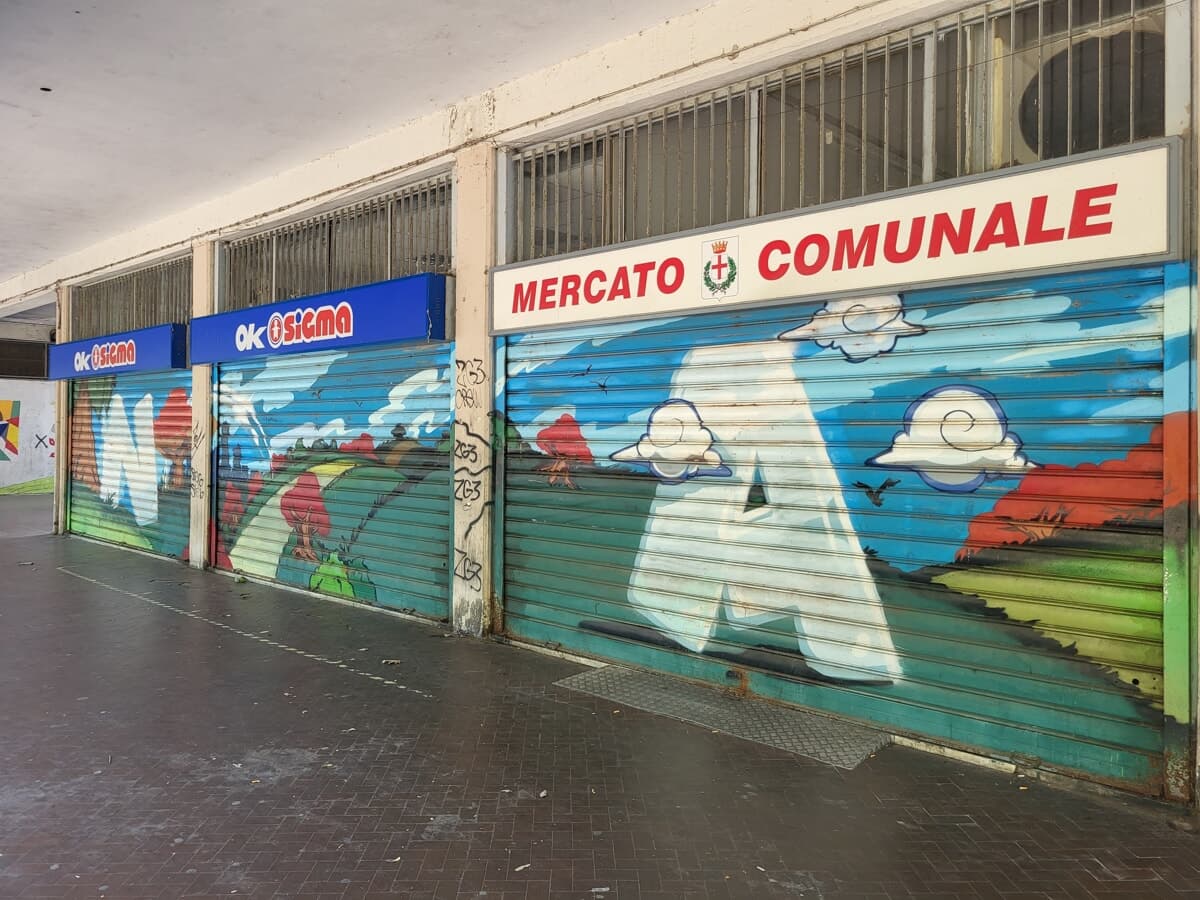 Serrande abbassate al mercato di via San Paolino: "Anziani costretti a fare la spesa lontano, per loro era indispensabile"