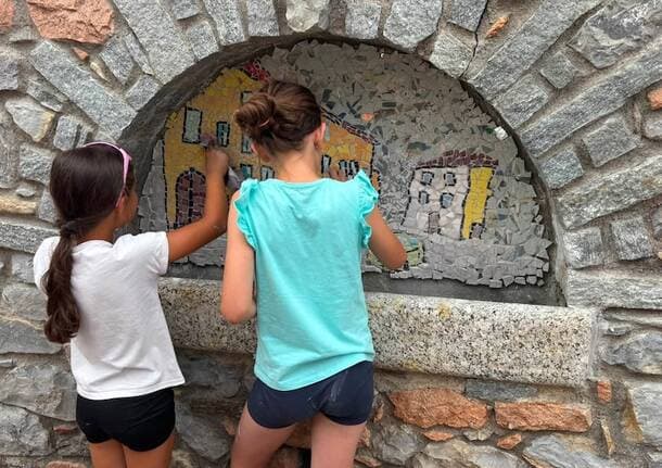 Cuvio - Cuvio diventa “paese dei mosaici“ grazie ai nuovi lavori dei ragazzi dell’oratorio che arricchiscono la piazza -  - Varese News