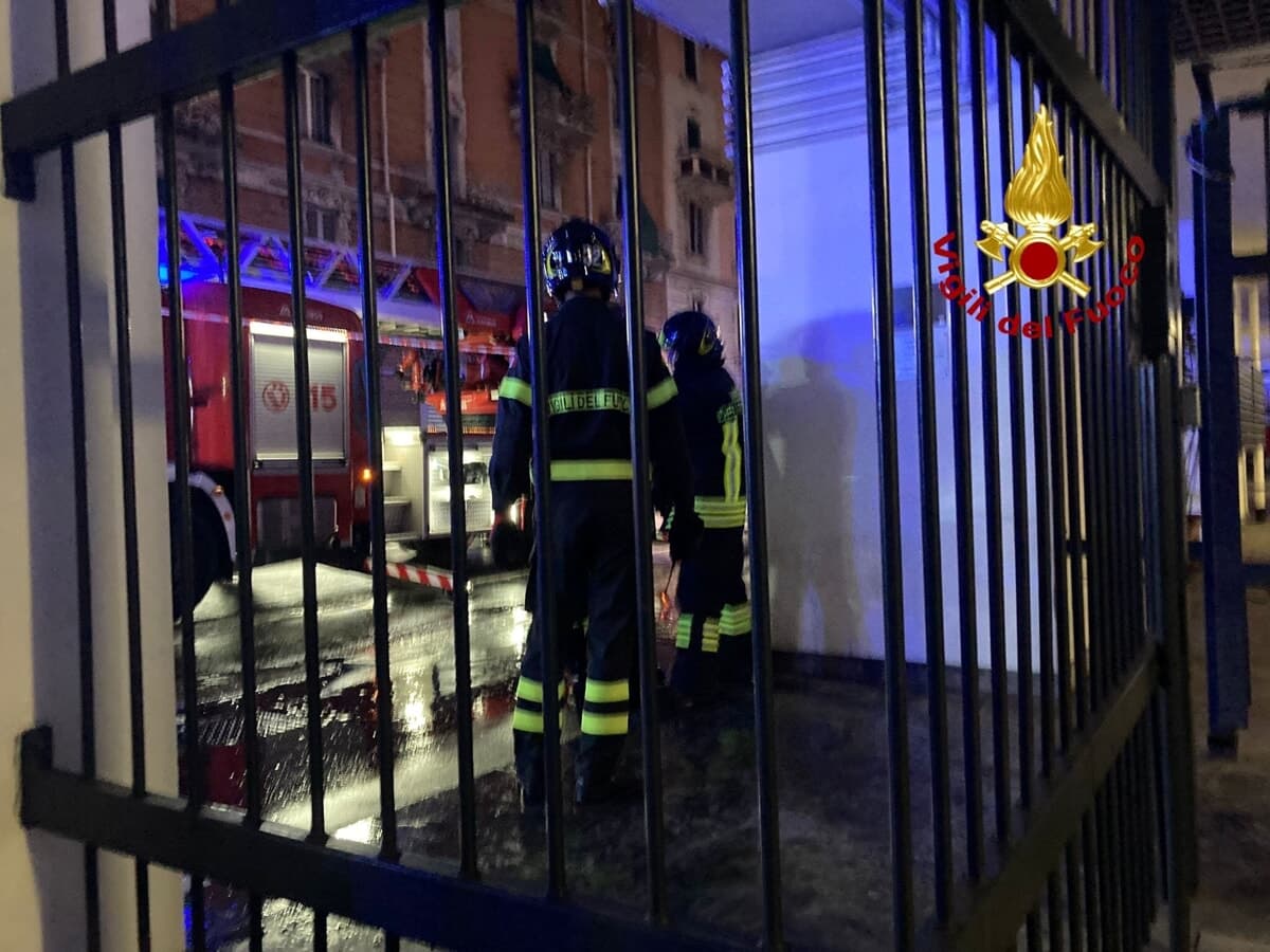 Incidente a Milano, gli cade addosso un cancello: finisce in ospedale