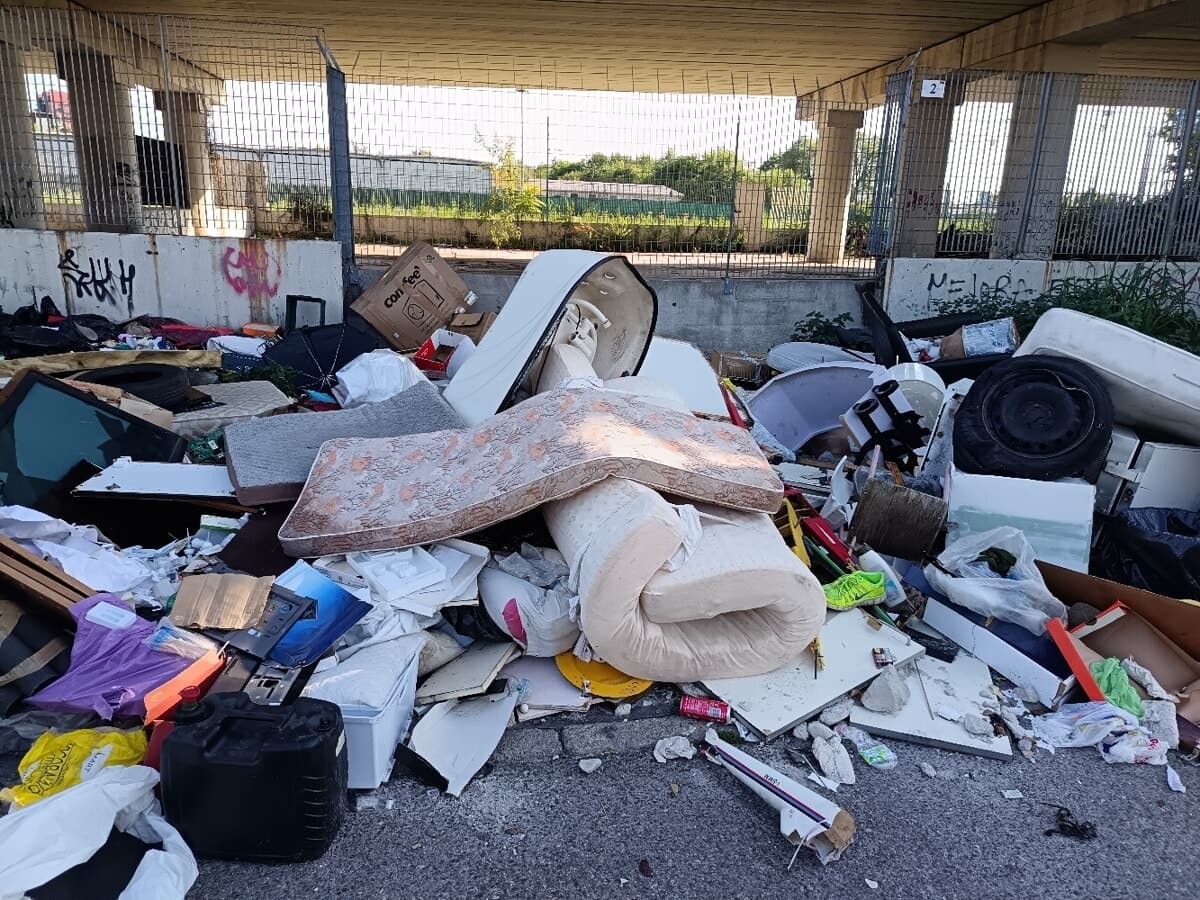 Dagli elettrodomestici a 730 kg di scarti di macelleria: i rifiuti abbandonati sulle autostrade di Milano