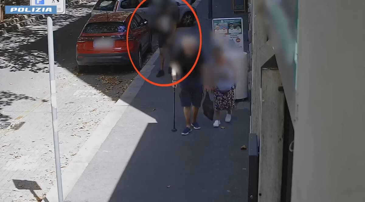 Mostra il telefono alla polizia e si incastra da solo: fermato per una rapina a Milano