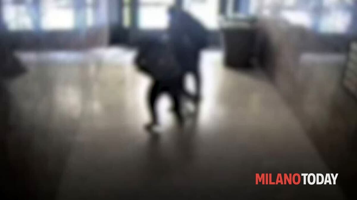 Violenza sessuale nell'androne di un condominio a Milano: ragazza mette in fuga maniaco e lo fa arrestare