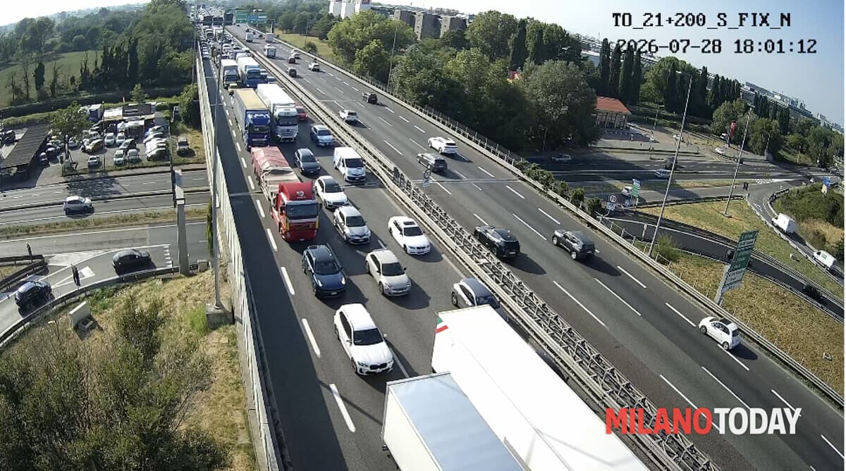Incidente tra più auto sulla Tangenziale Ovest: due feriti e oltre 5 chilometri di coda