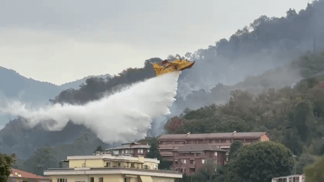 I canadair in azione a Como per l'incendio sul Monte Goj