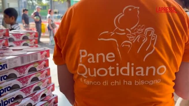 Milano si svuota ad agosto, ma la coda al Pane Quotidiano resta: «La fame non va in vacanza»